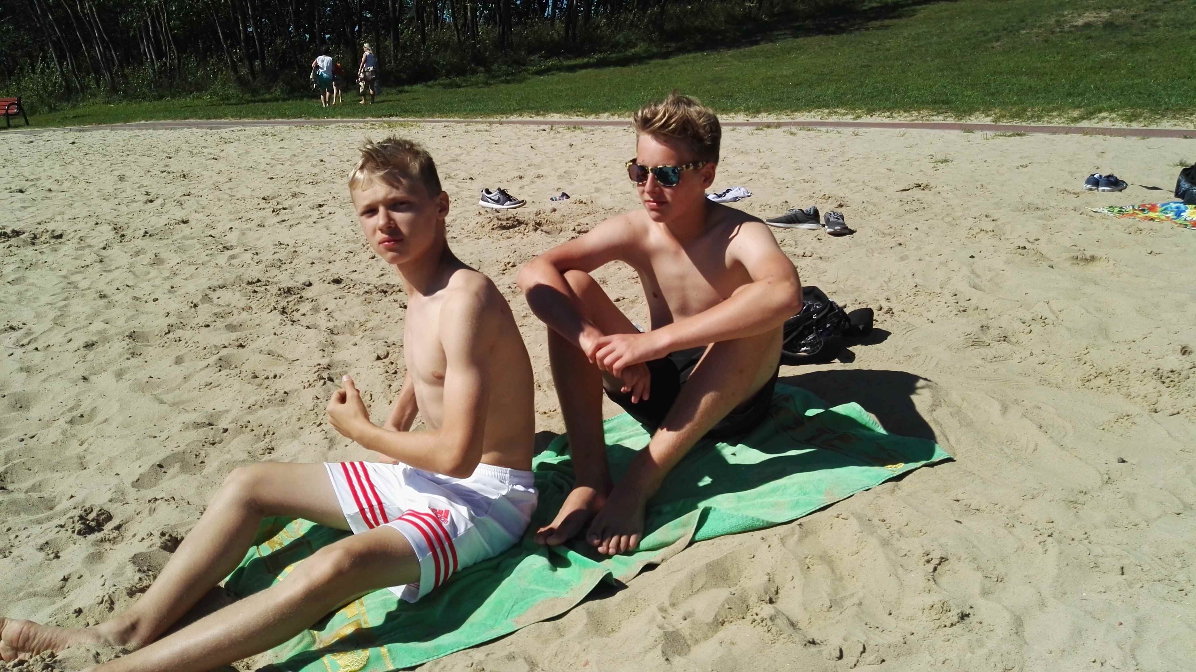 chłopcy na plaży podczas obozu sportowego